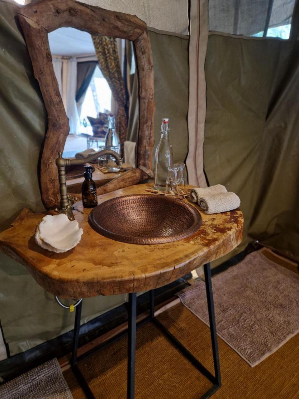 Dolly Farm & River Camp, Luxury Tents Usa River Exteriör bild